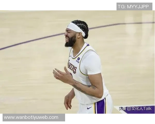 浓眉寄语弗拉格希望他放松心态未来将由他承担重任