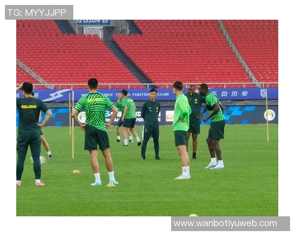 国安迅速调整训练计划总经理李明亲临现场指导球队训练 国安迅速调整训练计划总经理李明亲临现场指导球队训练